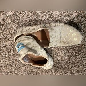 Tom’s banana shoes size 8